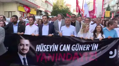 CHP lideri Özgür Özel, Güner'in gözaltısını "ısmarlama operasyon" olarak nitelendirdi, destek yürüyüşü düzenlendi.
