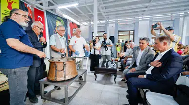 İzmir'de Aşure Günü'nde muharrem ayı etkinliği ile dayanışma ve birlik mesajları verildi.