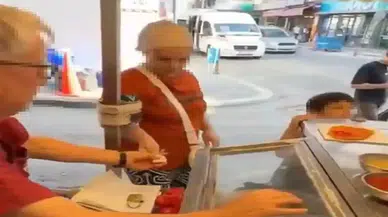Lahmacun satıcısının anneye tepkisi sosyal medyayı salladı, belediye tezgahı kaldırdı!