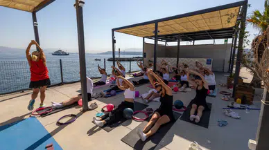 Körfez manzarasında spor keyfi