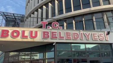 Bolu Belediyesi’ne yönelik yürütülen soruşturma kapsamında, sabah saatlerinde belediye binasına gelen çok sayıda jandarma ekibi arama yapıyor