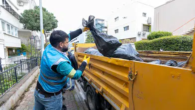 Karşıyaka Belediyesi’nden çöp eve müdahale: 3 ton atık çıkarıldı