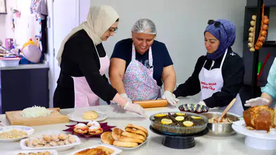 Bucalı kadınlar mutfakta hem öğreniyor hem üretiyor