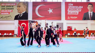 Bayraklı kursiyerlerinden yıl sonu gösterisi