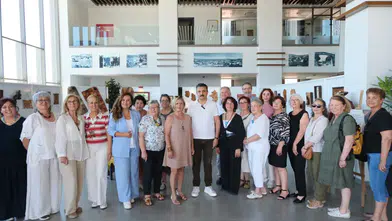 Dikili’de sanat rüzgarı: 7’den 70’e tüm kursiyerler yıl sonu coşkusunda buluştu