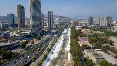 İZSU, İzmir'de dere temizlik çalışmalarını hızlandırarak temiz Körfez hedefine yürüyor.
