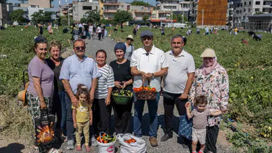 Bornova'da Kadın Üreticilerle Kent Bostanı Hasadı ve İki Yeni Proje Müjdesi Geldi