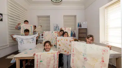 İzmir Kırmızısı ile geleneksel basmacılık, çocuklarla geleceğe taşınıyor
