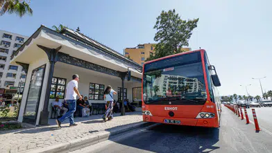 İzmir'in kimliğini yansıtan Konak Durağı hizmete açıldı