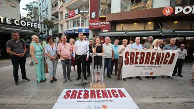 Srebrenitsa’da katledilen canlar Konak’ta anıldı
