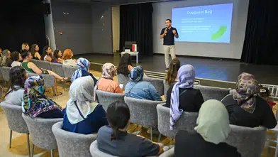 Uzman isimler Bornova’da çocuk eğitimini anlattı... "Duygusal bağ kurun, tutarlı sınırlar çizin"