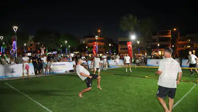 Çandarlı Cumhuriyet Meydanı’nda Ayak Tenisi Heyecanı: Şampiyon Duru Venti Çandarlı