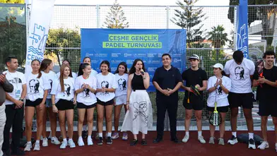 Çeşme’de spora yeni yatırım: 16 Eylül Kurtuluş Parkı’na padel kortu kazandırıldı