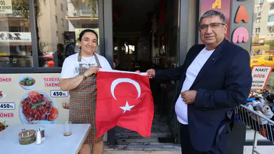 Buca’da 30 Ağustos Öncesi Esnafa Bayrak Dağıtıldı