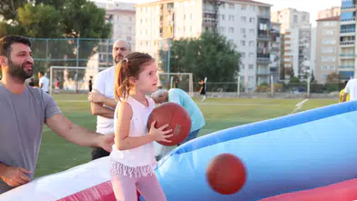 Çiğli Belediyesi'nin Şişme Oyun Parkı Mahalle Mahalle Çocuklarla Buluşuyor