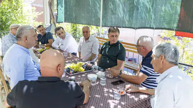 Üreticiyle bal sağdı, çocuklarla top oynadı, halkın derdini dinledi