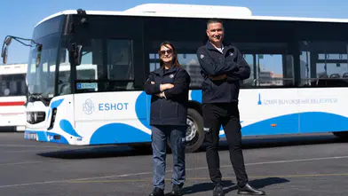 ESHOT şoförleri yeni görünümüyle İzmir yollarında