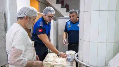 Bornova’da gece yarısı zabıta operasyonu