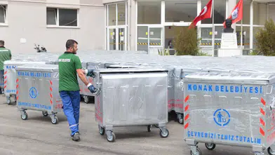 Konak’ta konteynerler yenilenmeye devam ediyor