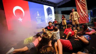 İtfaiyeciler bu kez sahneye çıktı: Çocuklara yangın ve deprem eğitimi