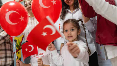 Bornova'da Cumhuriyet Bayramı coşkusu çocuklarla başladı