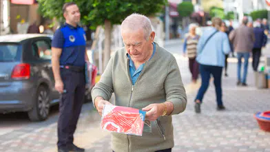 Narlıdere Belediyesi’nden Cumhuriyet Bayramı Öncesinde Esnafa Bayrak Dağıtımı