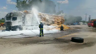 Sarayköy yolunda korku dolu anlar: Saman yüklü tır küle döndü