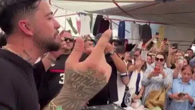Alaçatı pazarında beklenmedik ritimler: Mahmut Orhan tezgah arasında DJ kabinine geçti