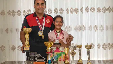 Yangınlardan kortlara uzanan fedakarlık: İtfaiyeci babanın şampiyon kızı