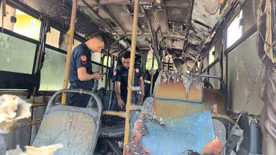Menteşe'de park halindeki midibüs alevlere teslim oldu