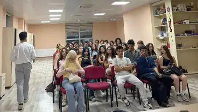 Menteşe’de sahne ışıkları gençler için yanıyor: Sanatla özgüven kazanıyorlar