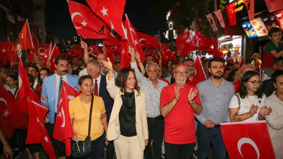 Karşıyaka Çarşısı 30 Ağustos’ta gelincik tarlasına dönüştü