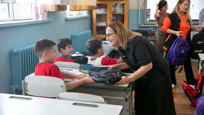 Güzelbahçe Belediyesi'nden Öğrencilere Çanta ve Kırtasiye Desteği