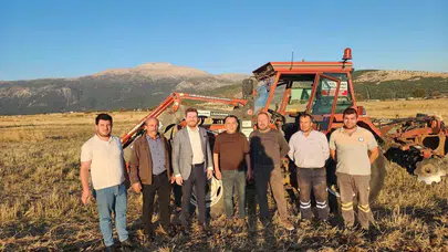 Tavas’ta toprak berekete dönüyor: Belediye hasadı çiftçiye ücretsiz yem yapacak