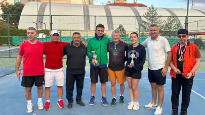 Afyon Kortlarında Kupa ve Centilmenlik: Zafer Mix Cup 2026 Sahiplerini Buldu