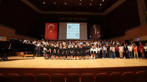 Binlerce koro sanatçısı büyük finalle ödüllerini aldı