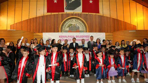 Kemalpaşa'da minik öğrenciler mezuniyet coşkusu yaşadı