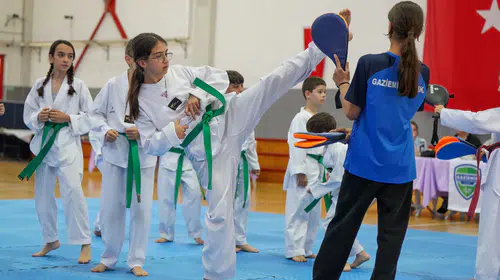 Gaziemirli taekwondocular yeni kuşak için yeteneklerini sergiledi