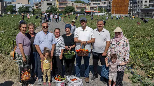 Bornova'da Kadın Üreticilerle Kent Bostanı Hasadı ve İki Yeni Proje Müjdesi Geldi