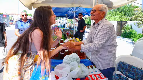 Başkan Lâl Denizli Alaçatı Pazarında esnaf ve vatandaşlarla buluştu