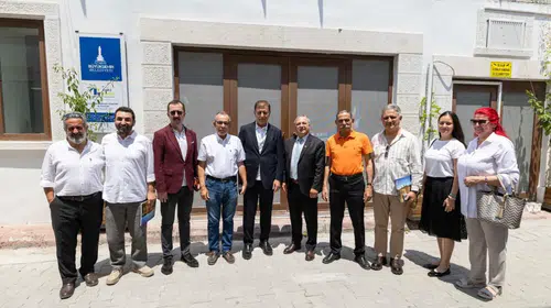 Başkan Tugay Kemeraltı esnafıyla buluştu, projeler ve otopark tartışıldı. İzmir'in geleceği için önemli adımlar!