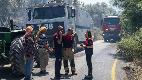 Belediye ekipleri, Orman Bölge Müdürlüğü ile koordineli çalışarak söndürme çalışmalarına destek verdi