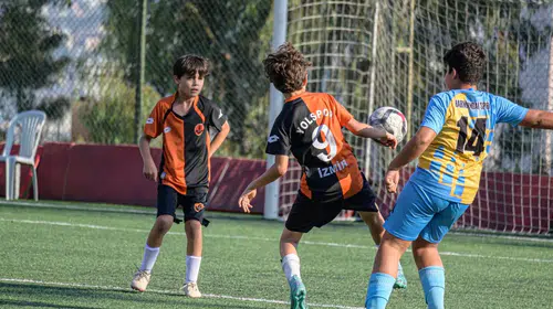 80 Takım, 1600 Sporcu Bayraklı'da U-12 Futbol Turnuvası'nda Şampiyonluk İçin Yarışıyor