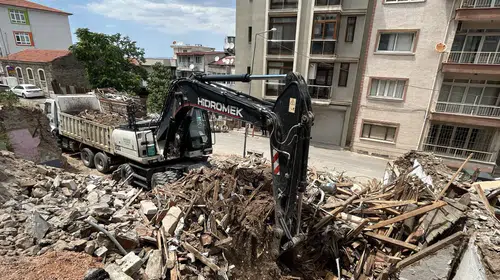 Konak'ta Metruk Binalar Yıkılıyor, 363 Yapı Kontrol Altına Alındı