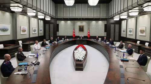 Erdoğan başkanlığındaki Yüksek Askeri Şura'da komuta değişiklikleri ve terfiler belirlendi.