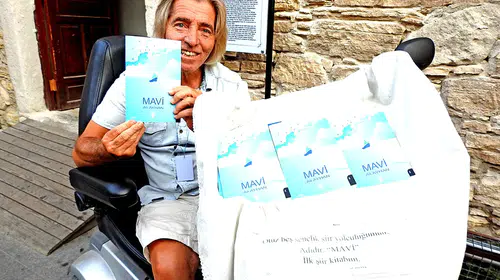 Çeşmeli şair Ali Ayhan’ın “Mavi”si kısa sürede 3. baskıya ulaştı