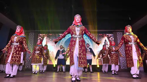Manisa'da Anadolu rüzgarı esti: Konservatuvar öğrencileri sahne tozunu yuttu