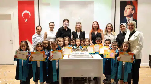 Minik öğrencilerin büyük gururu: Mezuniyet heyecanı Merkezefendi’de yaşandı