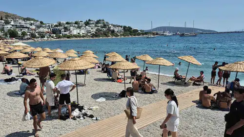 Bodrum'da termometreler zirveyi gördü: Tatilciler soluğu serin sularda aldı
