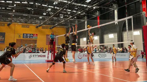 Manisa voleybolunda tarihi başarı: Akhisar’ın gençleri rotayı belirledi